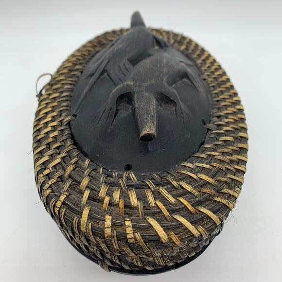 Hand woven oval Ketak carved Indonesian Lombok lidded box - Picture 5 of 8